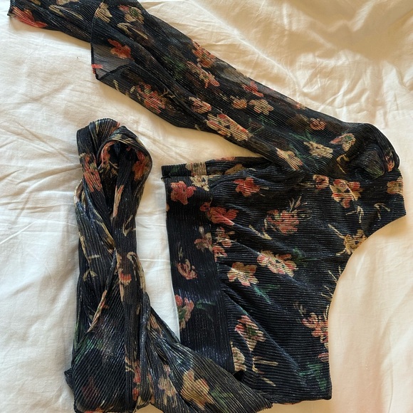 x REVOLVE Kellen Blouse in Noir Floral Multi - Picture 2 of 4